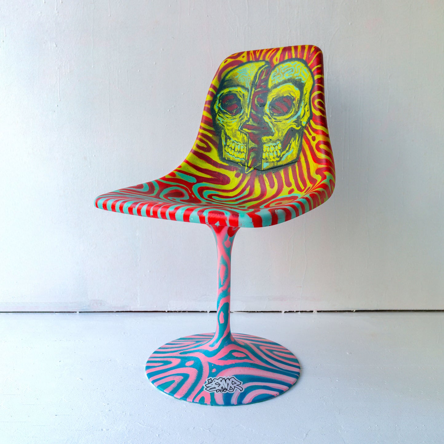 OSKULL - Chaise rétro peinte à la main
